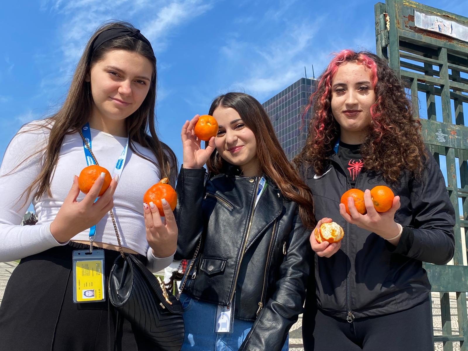 Students with oranges at IST